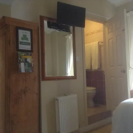 Bed & Breakfast Racey Byrnes Bar & Accomodation *