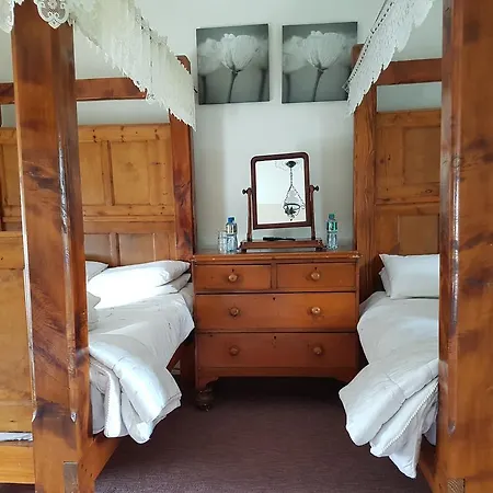 Bed & Breakfast Racey Byrnes Bar & Accomodation *