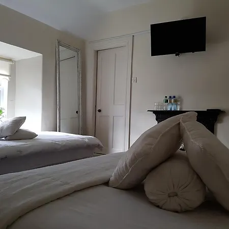 Bed & Breakfast Racey Byrnes Bar & Accomodation *