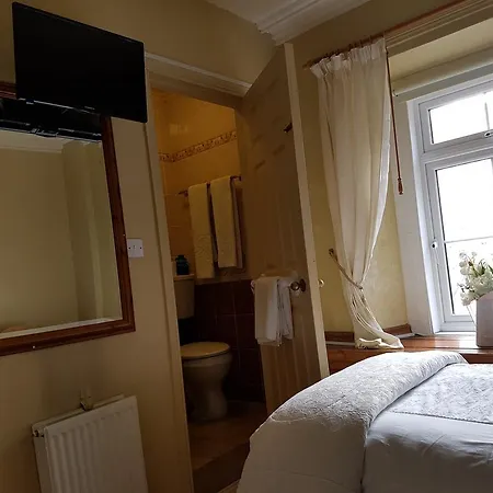Racey Byrnes Bar & Accomodation *