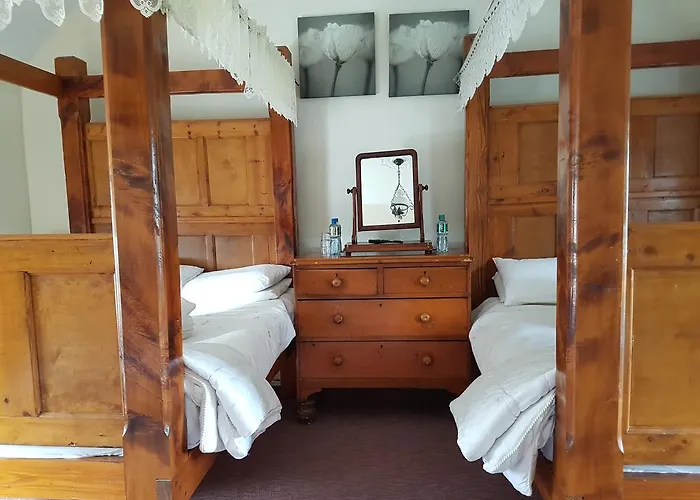 Bed & Breakfast Racey Byrnes Bar & Accomodation *