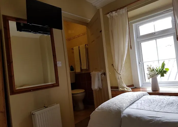 Racey Byrnes Bar & Accomodation *